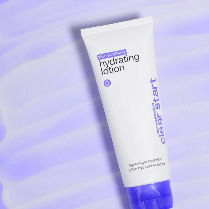 Dermalogica Skin Soothing Hydrating Lotion 59 ml beroligende ansiktskrem i hvit tube på lilla tekstur