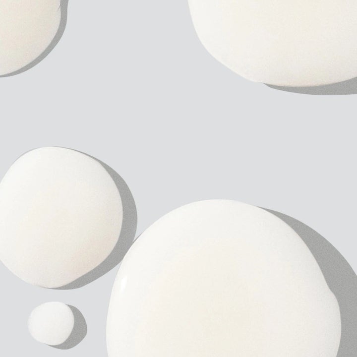 Dermalogica PowerBright Dark Spot Serum Duo med niacinamid viser en hvit kremet tekstur i dråper
