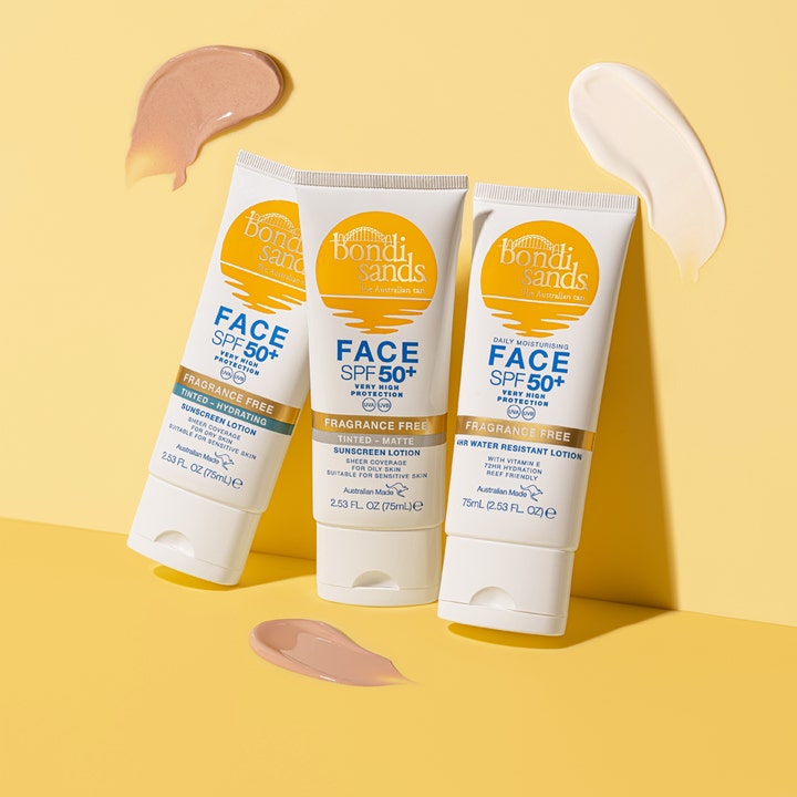 Bondi Sands SPF50+ Hydrating Tinted Face Lotion 75 ml fuktighetsgivende solkrem med kremete fargede teksturprøver.