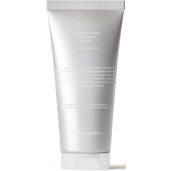 Transparent Lab Rose Calming Cleanser beroligende ansiktsrens i en stilren sølvfarget tube som gir huden ro.