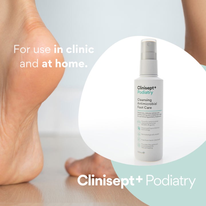 Clinisept+ Podiatry Foot Care Spray 100 ml antimikrobiell fotpleie i hvit sprayflaske vist ved siden av en bar fot.