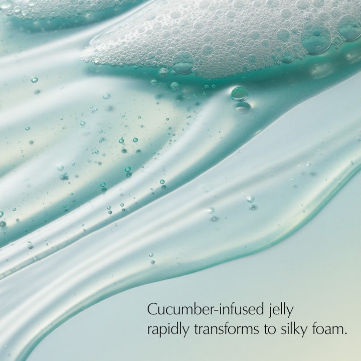 Estée Lauder Daywear Glow Boost Jelly Cleanser 50 ml lyseblå geltekstur som skummer med agurk