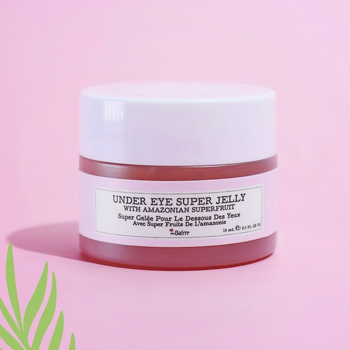 theBalm Under Eye Super Jelly 15 ml oppfriskende øyekrem i rosa krukke med hvitt lokk og Amazonian Superfruit