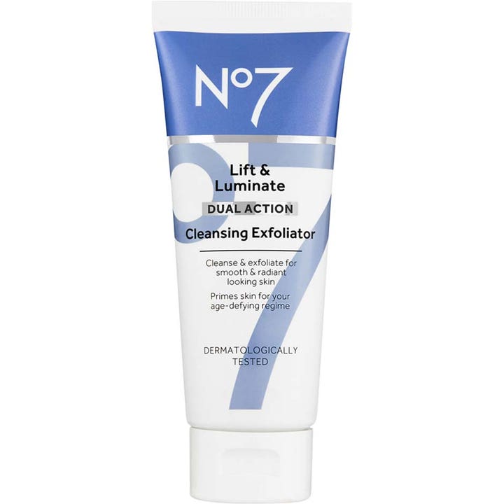 No7 Lift & Luminate Dual Action Cleansing Exfoliator ansiktsrens og eksfoliering i en hvit og blå tube med hvit kork.