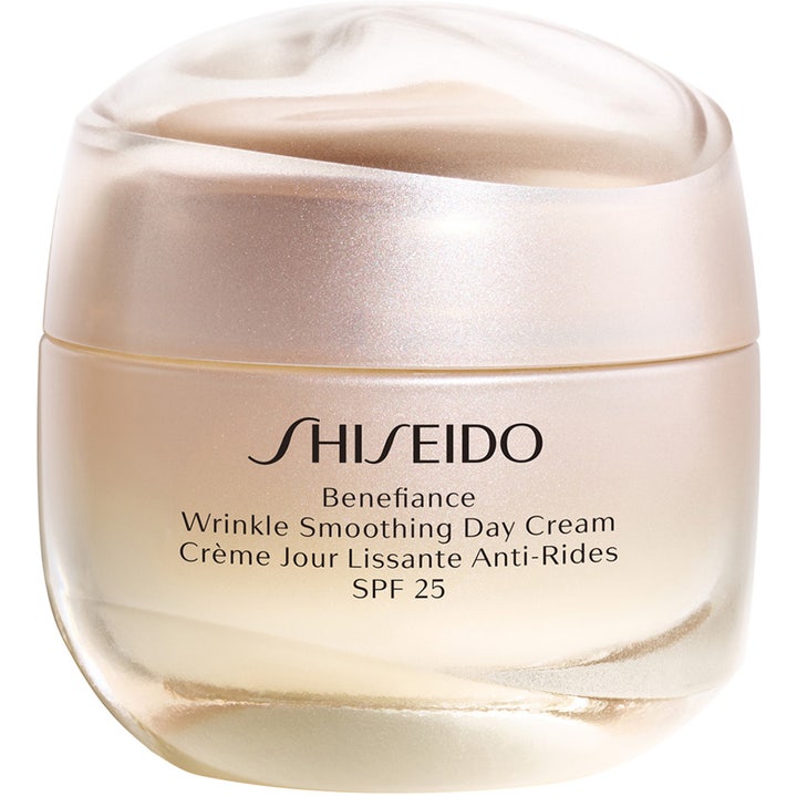 Shiseido Benefiance Wrinkle Smoothing Day Cream SPF 25 rynkekrem i elegant perlemorskimrende krukke