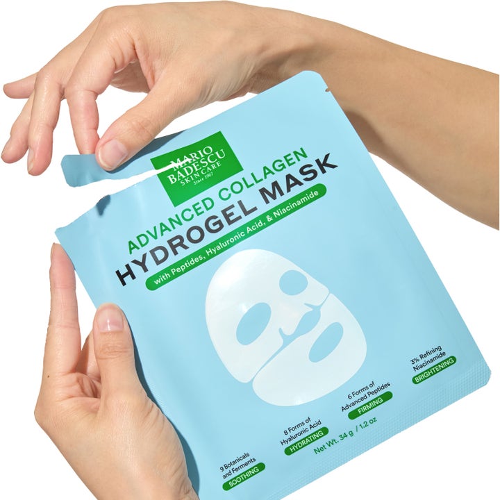 Mario Badescu Advanced Collagen Hydrogel Mask 3 stk ansiktsmaske i blå pose som åpnes av hender