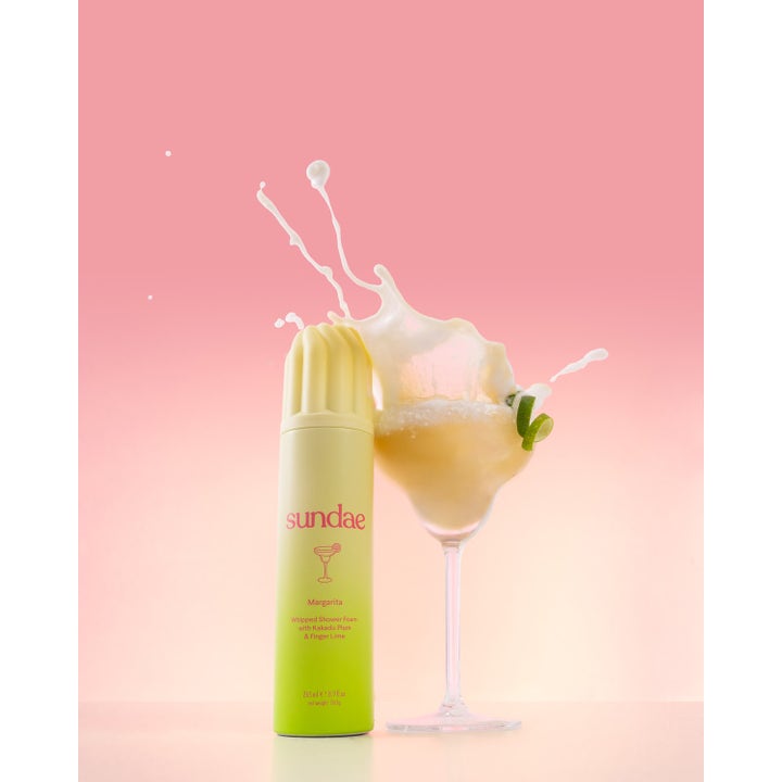 Sundae Whipped Shower Foam Margarita 265 ml dusjsåpe ved et margaritaglass med lime og sprutende hvitt skum