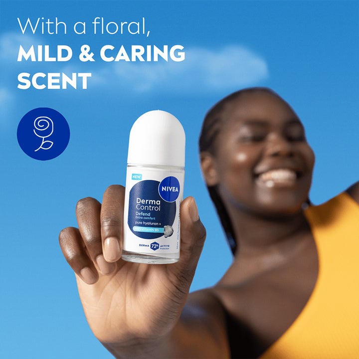 NIVEA Derma Control Defend 50 ml roll on gir 72t beskyttelse og mild duft, holdt av en kvinne mot en blå bakgrunn.
