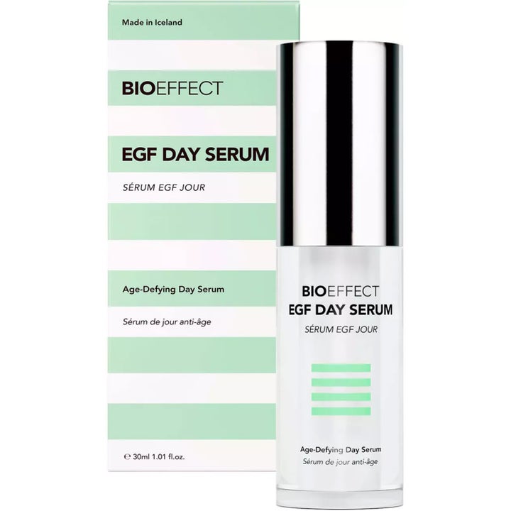 Bioeffect EGF Day Serum 30ml anti-age ansiktsserum i hvit flaske med sølvkork foran en grønnstripet eske
