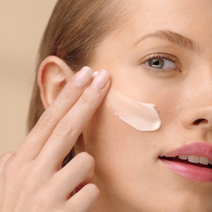 Estée Lauder Revitalizing Supreme + Soft Cream 30 ml dagkrem påføres på kinnet for en fuktighetsgivende effekt