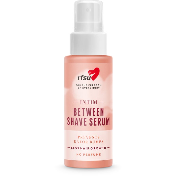 RFSU Between Shave Serum intimserum som motvirker nupper i ferskenfarget sprayflaske med hvit pumpe.