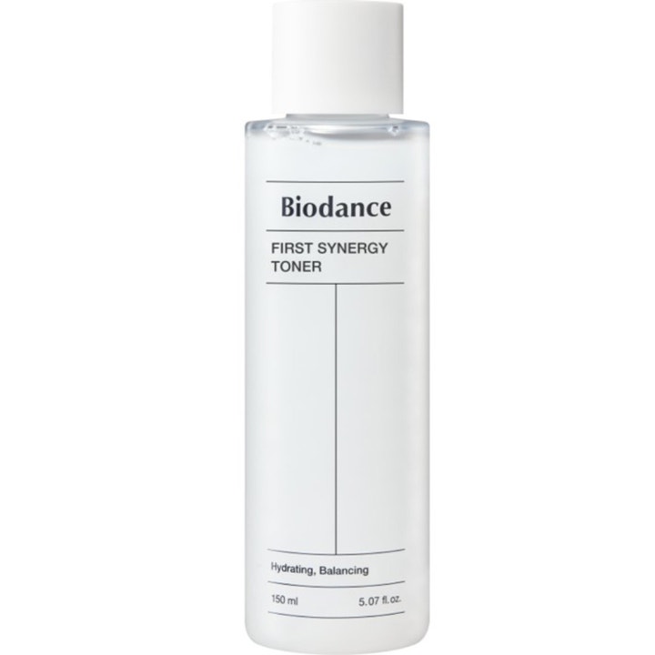 Biodance First Synergy Toner 150 ml hydrerende toner i en gjennomsiktig flaske med hvit kork og sort tekst.
