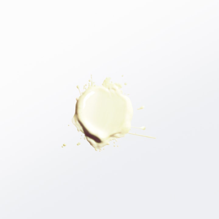 Clarins Sun Spray Lotion SPF50+ 50 ml solkrem til kropp viser en kremet lysegul tekstur med en myk finish.