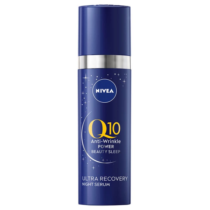 Nivea Q10 Anti-Wrinkle Power Beauty Sleep nattserum mot rynker i en blå pumpeflaske med sølvring og stjernemønster