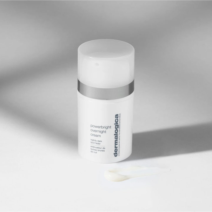 Dermalogica Powerbright Overnight Cream 50 ml nattkrem mot pigmentflekker i hvit pumpeflaske med kremet tekstur.