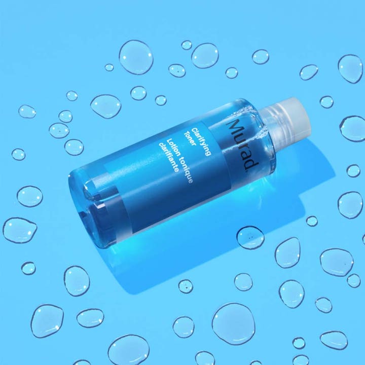 Murad Blemish Control Clarifying Toner 180 ml ansiktsvann mot urenheter i blå flaske med friske vanndråper