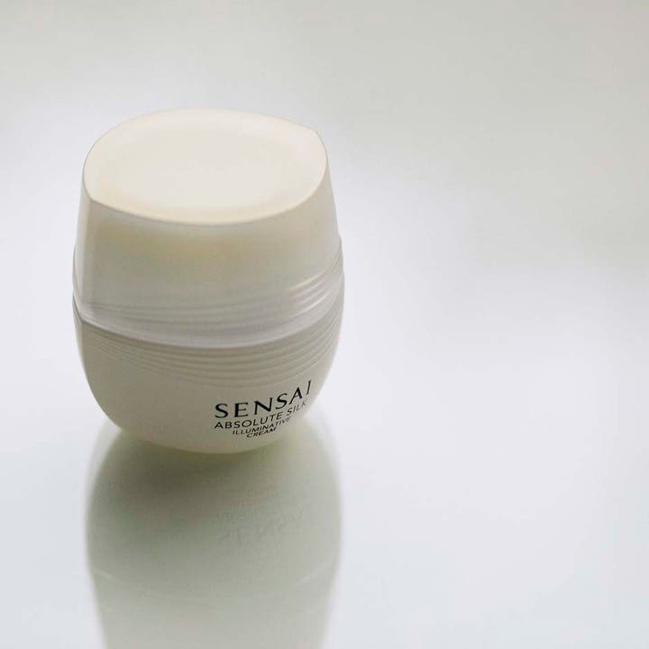 Sensai Absolute Silk Illuminative Cream 40 ml glødgivende ansiktskrem i hvit perlemorskimrende krukke med tekstur