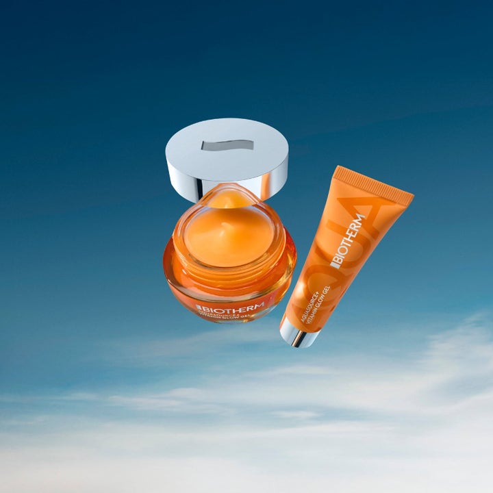Biotherm Radiance Ritual glødgivende hudpleiesett med oransje gel i krukke og tube mot en blå himmel
