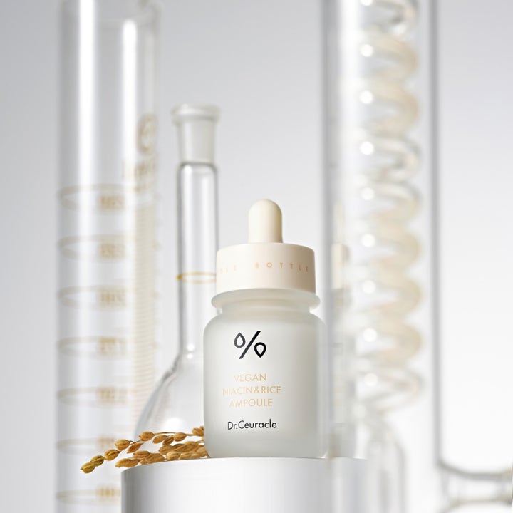 Dr. Ceuracle Vegan Niacin & Rice Ampoule 30 ml glødgivende serum i frostet glassflaske med laboratorieutstyr.
