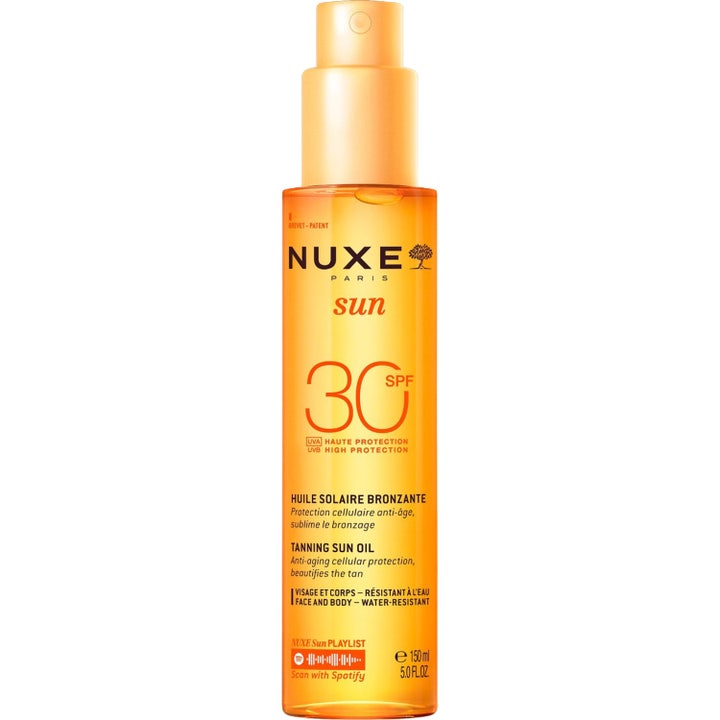 Nuxe Sun Tanning Sun Oil SPF 30 150 ml sololje gir beskyttelse i en gjennomsiktig oransje sprayflaske