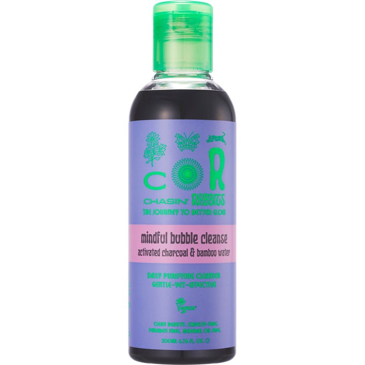 Chasin' Rabbits Mindful Bubble Cleanse 200ml rensende ansiktsrens med aktivt kull i lilla flaske med grønn kork.