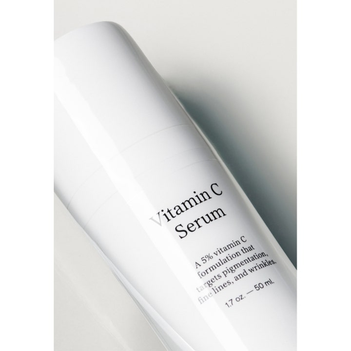 Jorgobé Vitamin C Serum 50 ml i hvit beholder som motvirker fine linjer og pigmentflekker.
