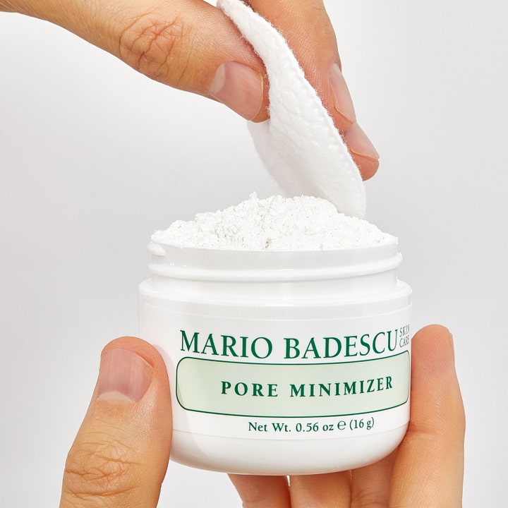 Mario Badescu Pore Minimizer 16 g ansiktsmaske i hvit krukke viser hvit pulvertekstur og påføring med bomullspad.