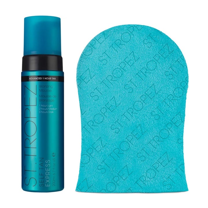 St. Tropez Self Tan Express Bronzing Mousse 200 ml selvbruning gir rask glød i turkis flaske med blå påføringshanske