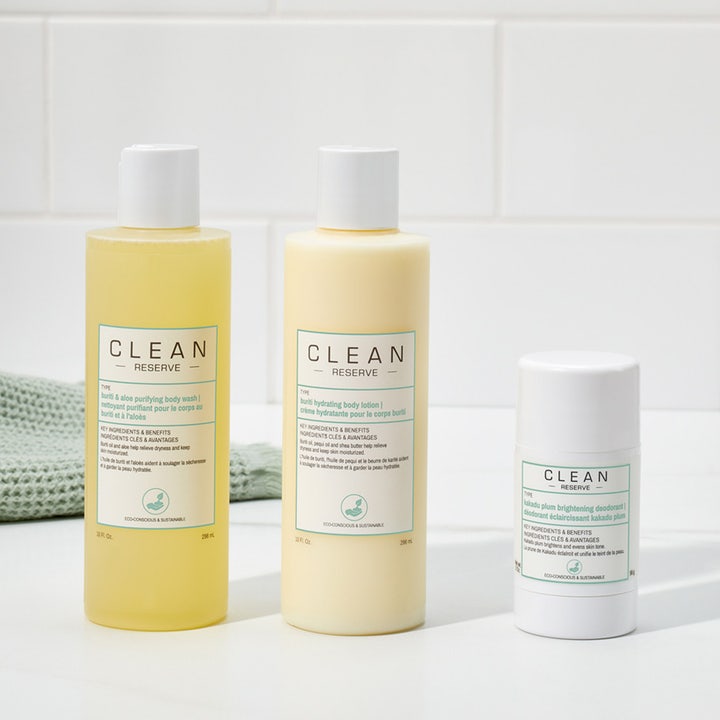 Clean Reserve Kakadu Plum Brightening Deostick 56 g hvit deostick ved siden av matchende kroppspleieprodukter