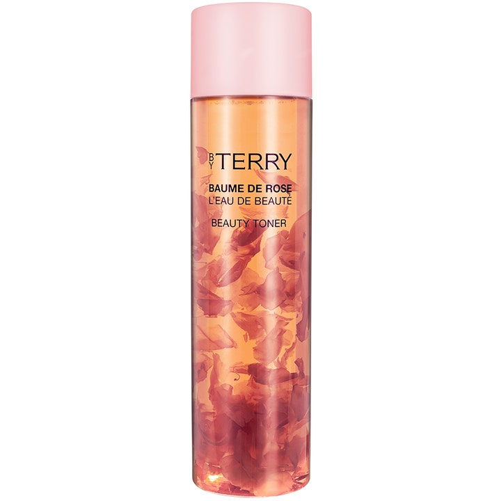 By Terry Baume de Rose Beauty Toner 200ml pleiende ansiktsvann med roseblader i en klar flaske