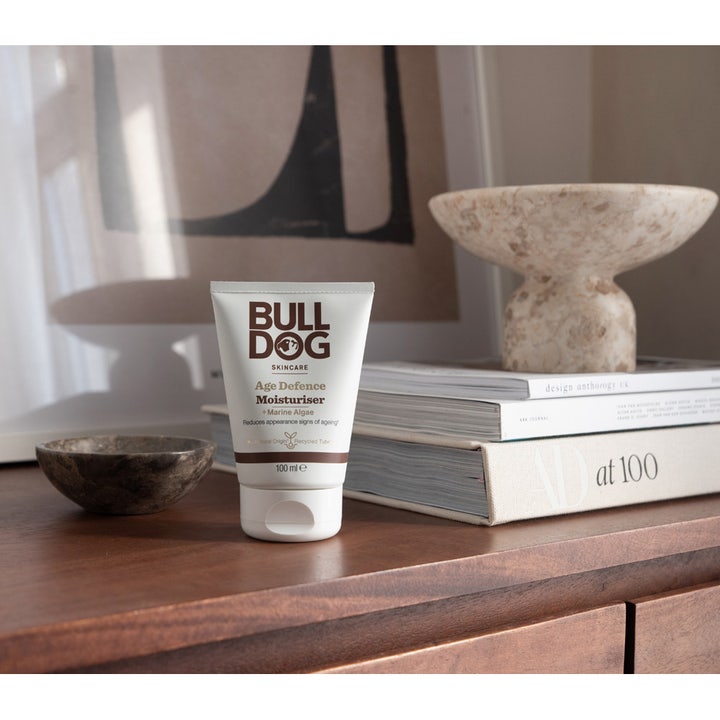 Bulldog Age Defence Moisturiser 100 ml antialdringskrem i hvit tube med marinealger i et stilrent interiør.