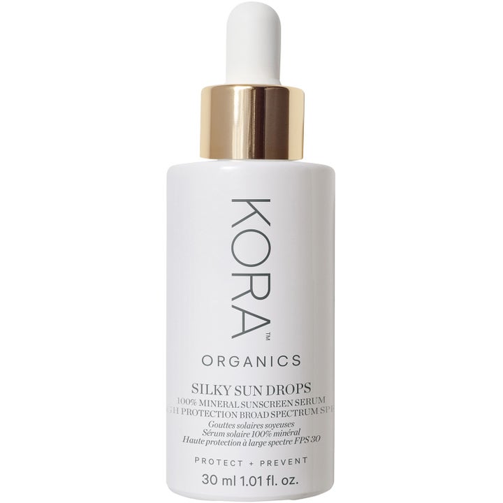 Kora Organics Silky Sun Drops 30 ml beskyttende mineralbasert solserum i hvit flaske med gullkork og pipette