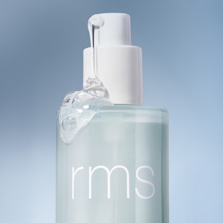 RMS Beauty Kakadu Clean Cleansing Gel 100 ml ansiktsrens med klar geltekstur som renner nedover flasken