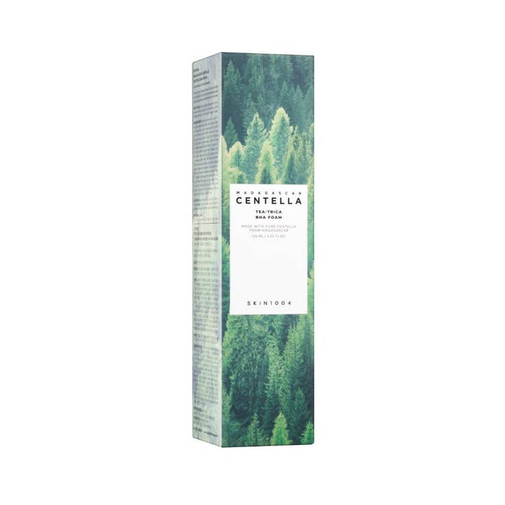 SKIN1004 Madagascar Centella Tea-Trica BHA Foam 125 ml rengjøringsskum i grønn eske med skogsmotiv og hvit etikett