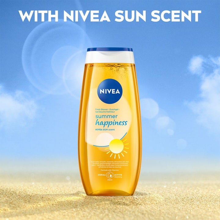 NIVEA Love Sunshine Shower Gel 250 ml oppfriskende dusjsåpe som gir glatt hud vist med kvinne som vasker seg med hvitt skum.