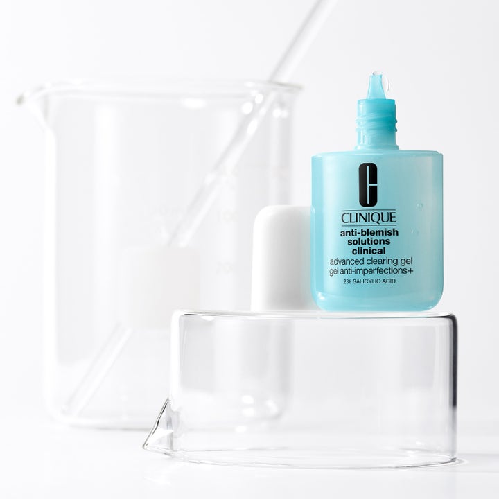 Clinique Anti Blemish Advanced Clearing Gel 20 ml spot treatment på laboratorieglass med klar gelé
