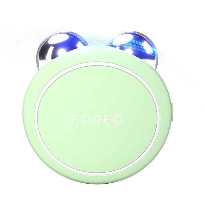 Foreo BEAR 2 go mintgrønn mikrostrømenhet med to sølvfargede kuler som gir et naturlig ansiktsløft.
