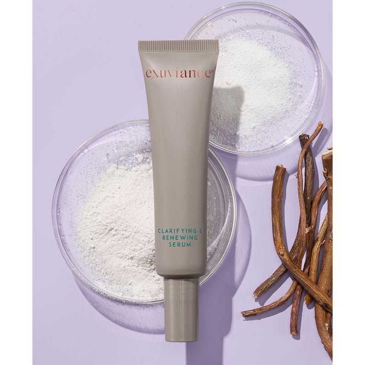 Exuviance Clarifying and Renewing Serum 30 ml i grå tube mot urenheter med hvitt pulver og røtter