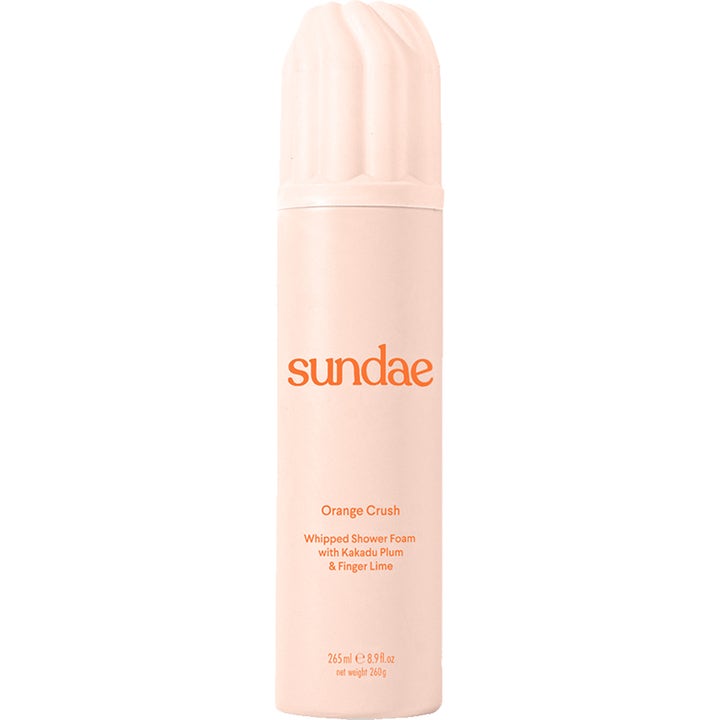 Sundae Orange Crush Whipped Shower Foam 265 ml pleiende dusjskum i ferskenfarget sprayflaske med virvlet lokk