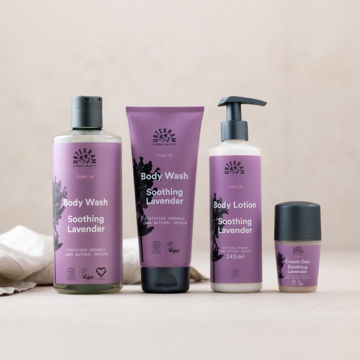Urtekram Body Wash Soothing Lavender 200 ml dusjsåpe i lilla tube ved siden av andre produkter i samme serie