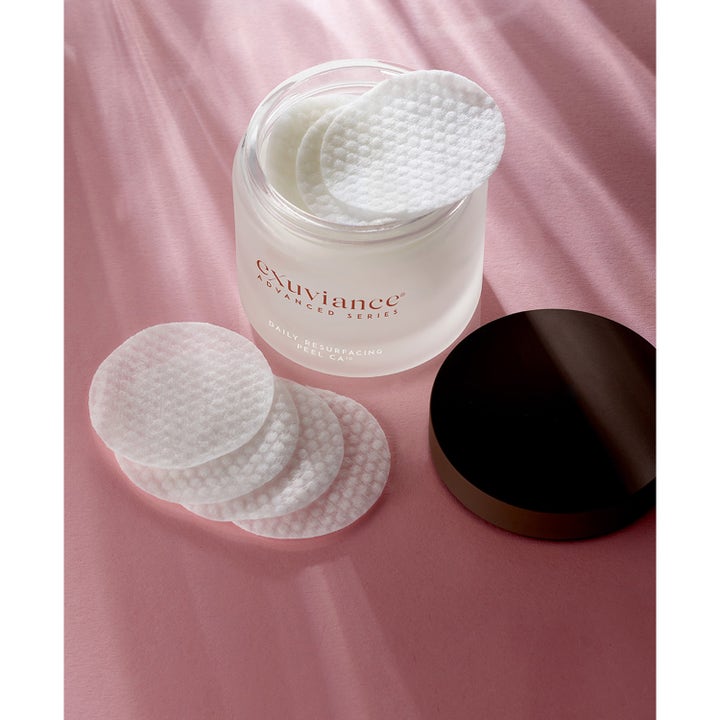Exuviance Daily Resurfacing Peel 58 ml hudfornyende peeling pads i frostet glasskrukke på rosa bakgrunn