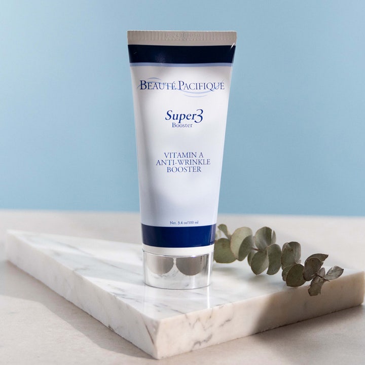 Beauté Pacifique Super3 Booster 100 ml nattkrem med vitamin A i hvit tube på hvit marmorplate.