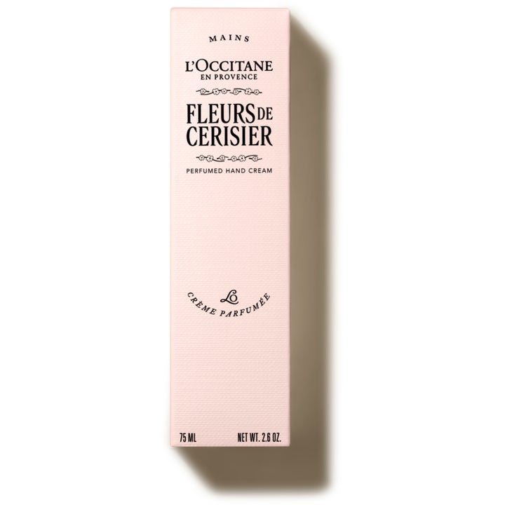 L'Occitane en Provence Fleurs De Cerisier 75 ml velduftende håndkrem i en lyserosa teksturert eske med sort skrift