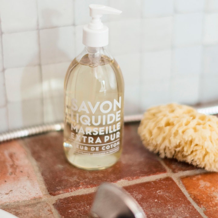 Compagnie de Provence Liquid Marseille Soap Cotton Flower 495 ml flytende håndsåpe i glassflaske med natursvamp