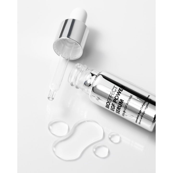 Bioeffect EGF Power Serum 15 ml anti-aging ansiktsserum i sølvflaske med dråper av klar væske og løs pipette.