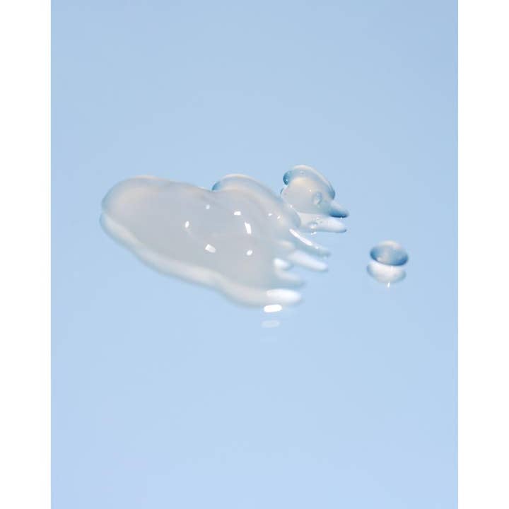 SKIN1004 Madagascar Centella Hyalu-Cica Blue Serum 30 ml fuktighetsgivende serum med lett og klar geltekstur.