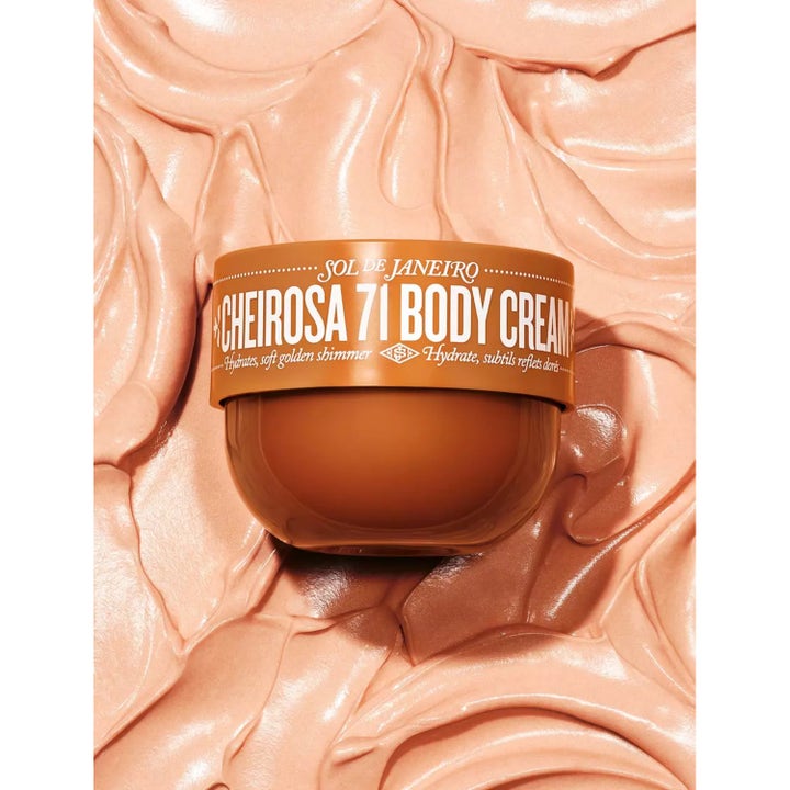 Sol de Janeiro Cheirosa 71 Body Cream 240 ml fuktighetskrem i brun krukke på en skimrende ferskenfarget kremtekstur.