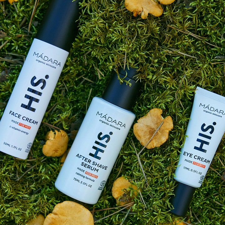 MÁDARA HIS After Shave Serum 75 ml beroligende serum for menn liggende i grønn mose med små sopp.