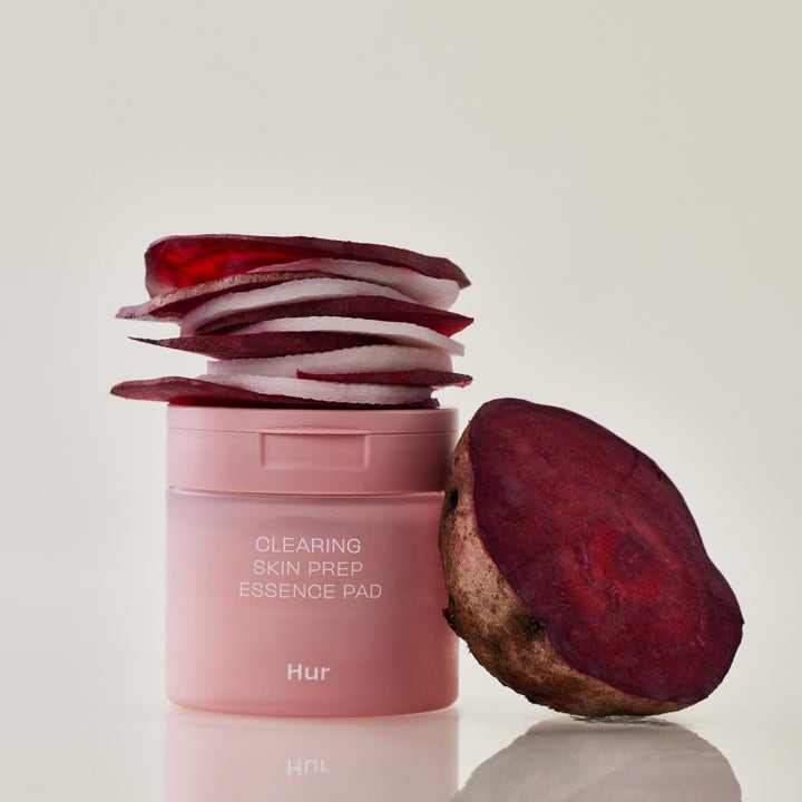 House of Hur Clearing Skin Prep Essence Pad 140 ml eksfolierende essence pads i rosa krukke dekorert med rødbeter