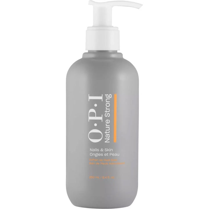 OPI Nature Strong Nails & Skin Soften Up Pedi Soak 250 ml mykgjørende fotbad i grå flaske med hvit pumpe